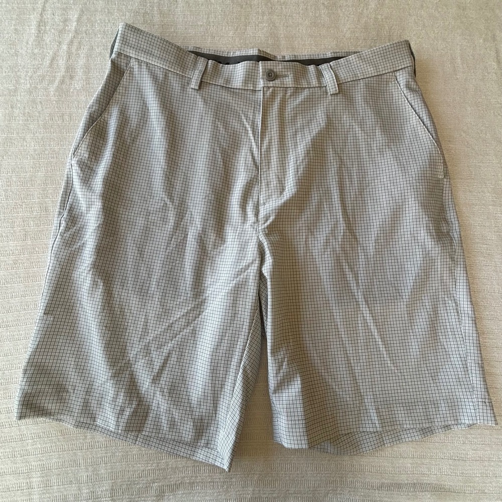 Roundtree & Yorke Performance Mens Grey Plaid Golf Shorts 34 Work Play Perform